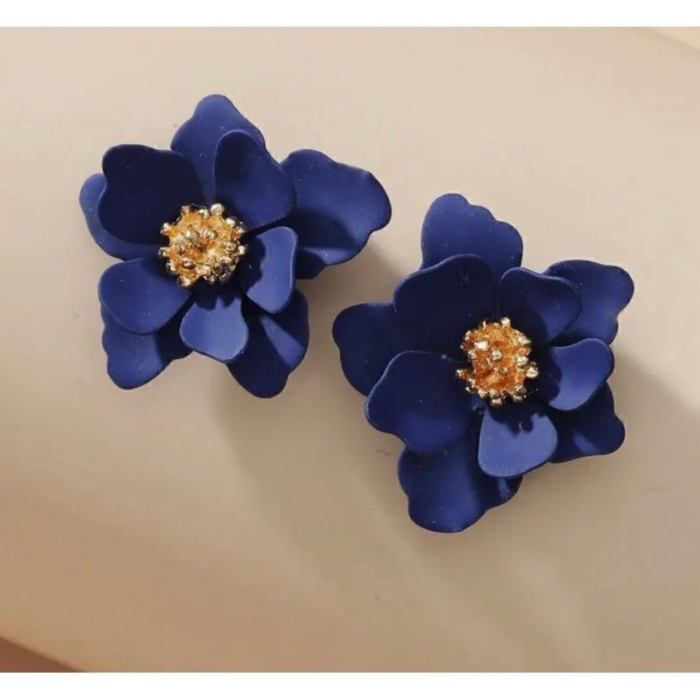 💙 Betsey Johnson navy blue flower earrings 💙